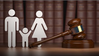 رجل أعمال يحرر محضرا لضم حضانة ابنه بالتجمع: والدته أهملت تربيته والباب قطع صباعه