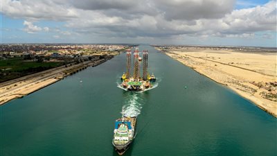 بطريقة غير تقليدية.. قناة السويس تعلن نجاح عبور الحفار ‏ADMARINE260 بمصاحبة 3 قاطرات للتأمين الملاحي