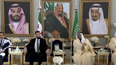 أول زيارة رسمية.. الرئيس السوري أحمد الشرع يصل إلى السعودية │ صور