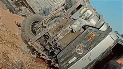 التريلا فرمت الملاكي.. تفاصيل مصرع شخصين في حادث طريق قرية حفنة بالشرقية |صور