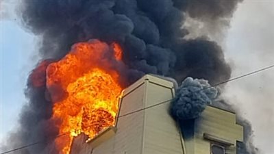 النار وصلت لـ السماء.. حريق هائل في عقار بشارع السوق بـ إدفو 