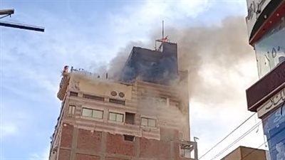 نشوب حريق هائل داخل عقار في شارع السوق بأسوان | بث مباشر