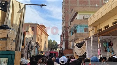 إصابة 8 أشخاص باختناق إثر نشوب حريق في عقار بشارع السوق بأسوان | بث مباشر