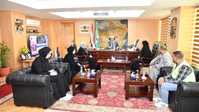 محافظ الفيوم يستقبل أسرة حارس حديقة الحيوان ضحية الأسد.. ويوجه بتوفير جهاز لابنته العروس