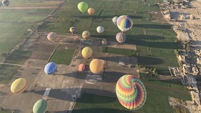 1900 سائح يطيرون على متن 75 رحلة بالون طائر بالأقصر