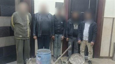 بحثا عن الكنز المزعوم.. القبض على 5 أشخاص بتهمة التنقيب عن الآثار بالقاهرة 