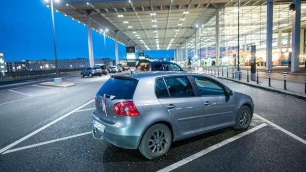 سيارة متروكة في المطار