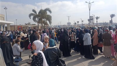 إقبال جماهيري على معرض الكتاب في يومه قبل الأخير