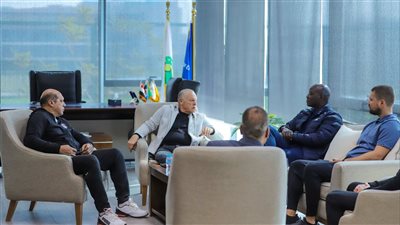 بحضور فينجر وبوساكا.. اتحاد الكرة يبدأ اليوم برنامجا شاملا لتطوير عناصر اللعبة