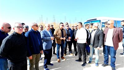 وزير الإسكان يتفقد مشروعات الطرق والوحدات وأعمال البحيرات بـ مارينا بالساحل الشمالي