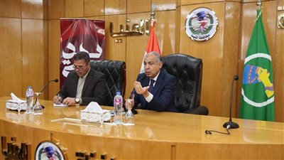 محافظ المنيا يعقد اجتماعا موسّعا مع المختصين لمناقشة ملفات التصالح وجذب الاستثمارات 