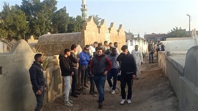 بالدعاء وقراءة القرآن.. أصدقاء المدرب المساعد لفريق كرة اليد بنادي شركة النحاس يودعونه أمام قبره