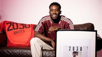 بايرن ميونخ يعلن تجديد عقد ألفونسو ديفيز لـ عام 2030