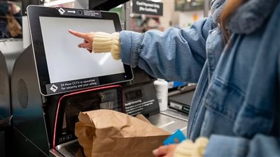سارقي المتاجر من الطبقة المتوسطة.. تقارير: أكثر من ثلث المتسوقين ببريطانيا يعترفون بالسرقة باستخدام ماكينات الدفع الذاتي