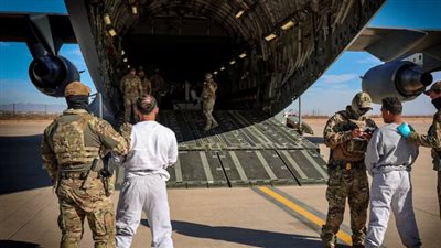 للمرة الأولى.. الجيش الأمريكي يرحل المهاجرين جوًا إلى خليج جوانتانامو بعد قرار ترامب 