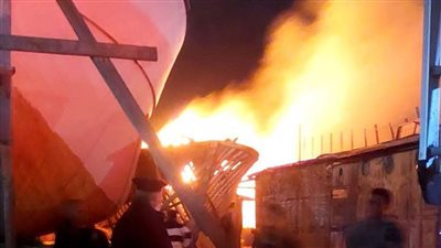 السيطرة على حريق في مركب صيد بشاطئ الأنفوشي بالإسكندرية