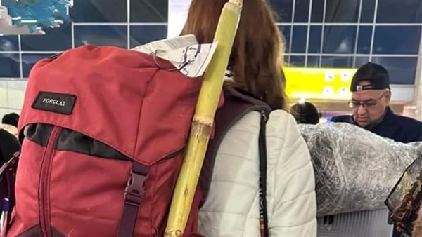 سائحة تغادر الاقصر