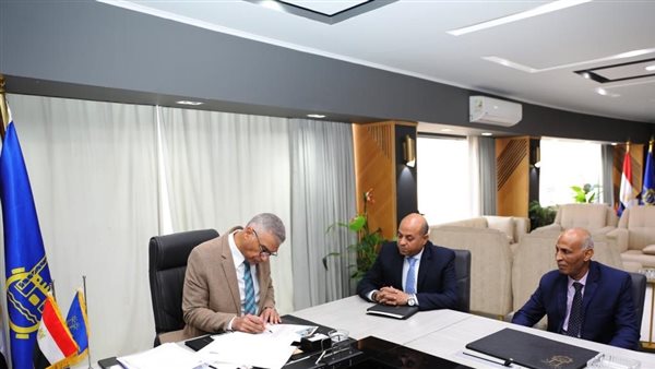 محافظ أسوان