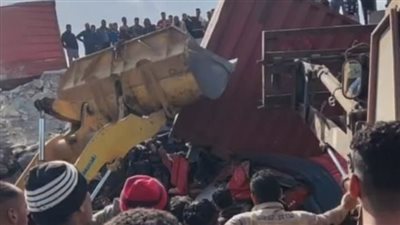 مصرع شخصين في انقلاب سيارة نقل ثقيل من أعلى كوبري دفرة بالغربية 