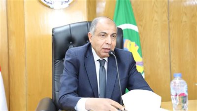 محافظ المنيا يكرم موظفي إدارة خدمة المواطنين تقديرًا لجهودهم