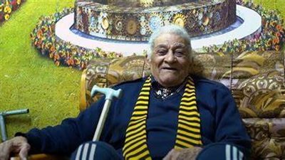 نجل الفنان صالح العويل يكشف موعد صلاة الجنازة على والده: صباح غد لأنه مش بيحب الضلمة | بث مباشر