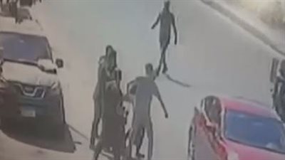 شاب يخطف شقيقته ويحتجزها بمصحة نفسية لحرمانها من الميراث.. وكاميرات المراقبة تكشفه