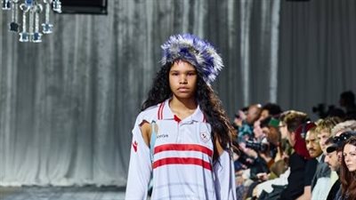 قميص ممزق.. ظهور عارضة أزياء بـ تيشيرت الزمالك خلال أسبوع الموضة في برلين يثير الجدل