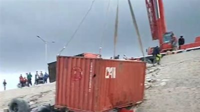 رفع سيارة نقل سقطت من أعلى كوبري بالغربية وتسببت في مصرع شخصين| بث مباشر 