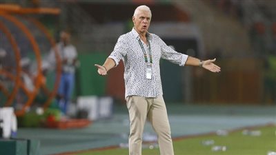 منافس الأهلي المحتمل في دوري أبطال إفريقيا.. الجيش الملكي المغربي يعلن رحيل مدربه أوبير فيلود 