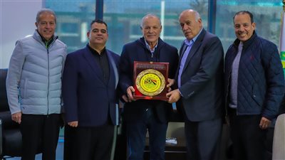 أبو ريدة يلتقي رئيس الاتحاد الفلسطيني ويهديه درع الاتحاد المصري