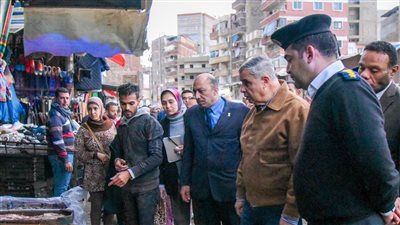 محافظ الإسكندرية يتفقد سوق المعهد الديني.. ويوجه برفع كفاءة مستوى النظافة بالشوارع