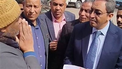 بمكالمة تليفون.. محافظ قنا يستجيب لشكوى مواطن من نقص لبن الصغار: لو مصرفتش خلال ساعة كل اللي في الوحدة هيمشوا