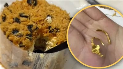 خبأه في الكعكة.. عرض زواج رومانسي يتحول لموقف كوميدي بعد أن ابتلعت العروس الخاتم