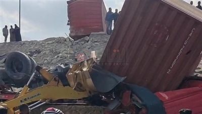 انقلاب سيارة نقل ثقيل من أعلى كوبري دفرة بالغربية في أرض زراعية