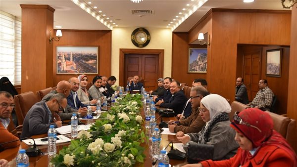 اجتماع المحافظ مع