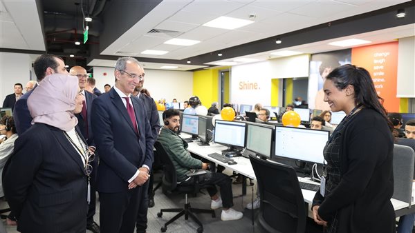  وزير الاتصالات