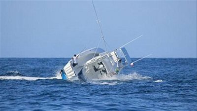 نقيب صيادي البرلس يعلن عن فشل محاولة سحب المركب المنكوب من شواطئ المتوسط