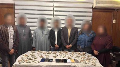 بينهم سيدتان.. القبض على تشكيل عصابي أوهم تاجرين باكتشاف قطع أثرية بالبدرشين وسرق أموالهم