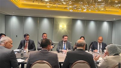 وزير الطيران المدني يلتقي بمسئولي شركة إيرباص العالمية لبحث مستقبل صناعة النقل الجوي