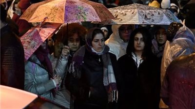 بالشموع والقرنفل.. عائلات ضحايا زلزال تركيا يجددون الذكرى الثانية لوفاتهم