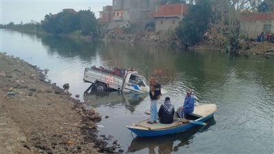 انتشال سيارة ربع نقل سقطت في ترعة الباجورية بالمنوفية