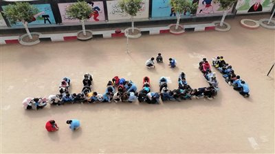 طلاب مدرسة بالبحيرة يرسمون بأجسادهم اسم الشهيد عبد المنعم رياض