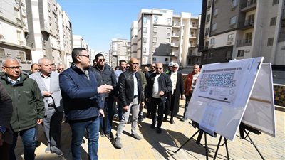 وزير الإسكان يتابع سير الأعمال بمشروعات المرافق والطرق بـ القاهرة الجديدة