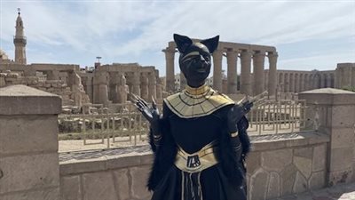 مارينا تتقمص شخصية الإلهة باستت في الأقصر: قصة تسويق سياحي فريدة بملابس فرعونية