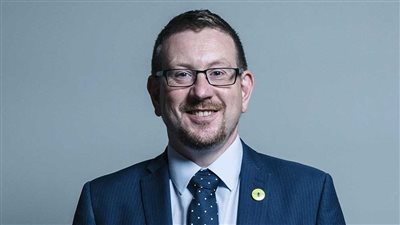 إقالة وزير الصحة البريطاني أندرو جوين بسبب رسائل مسيئة على واتساب