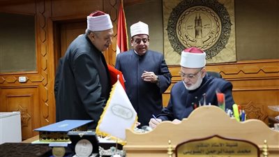 رئيس منطقة دمياط الأزهرية يتسلم نتيجة الشهادتين الابتدائية والإعدادية للفصل الدراسي الأول