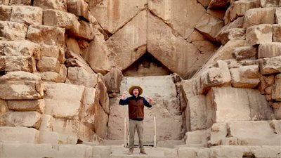 مستر بيست داخل أهرامات الجيزة: كشف أسرار جديدة أم كسر للمحظورات؟