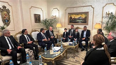 تمهيدًا لدفنه.. محافظ أسوان يستقبل أسرة الأمير الراحل كريم الحسيني الأغاخان الرابع