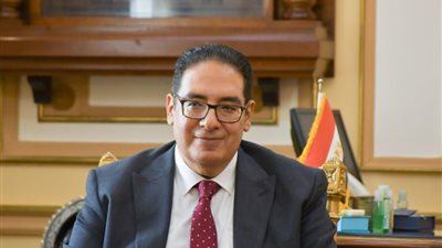 رئيس جامعة القاهرة يشيد بأداء طاقم التمريض المشارك في جراحة نادرة لزرع يد مبتورة 