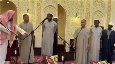 ساديو ماني يشهد اعتناق أحد الأشخاص للدين الإسلامي بمسجد في السعودية 